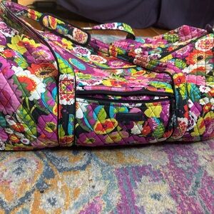 🌸🌼🌺 Pre-loved Vera Bradley Va Va Bloom print X-Large Duffle w/ padded straps
